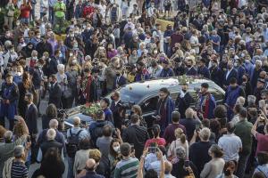 "Nemuritor!" Momente emoționante la înmormântarea lui Mikis Theodorakis. Cu lacrimi în ochi, oamenii au început să cânte melodia din "Zorba Grecul"