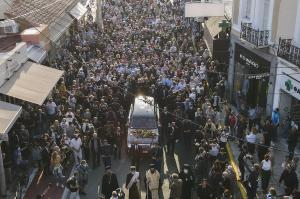 "Nemuritor!" Momente emoționante la înmormântarea lui Mikis Theodorakis. Cu lacrimi în ochi, oamenii au început să cânte melodia din "Zorba Grecul"