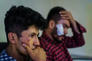 Doi jurnalişti afgani, prinşi de talibani, au fost bătuţi cu bestialitate timp de patru ore. ”Eşti norocos că nu te-am decapitat”