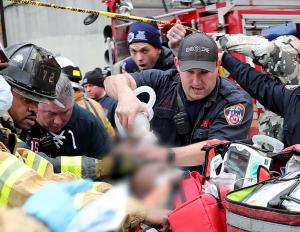 Imagini devastatoare cu pompierii rămași fără oxigen în timp ce scot bebeluși din incendiul din New York. Victime la fiecare etaj pe casa scării