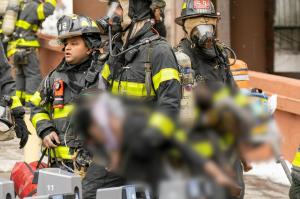 Imagini devastatoare cu pompierii rămași fără oxigen în timp ce scot bebeluși din incendiul din New York. Victime la fiecare etaj pe casa scării