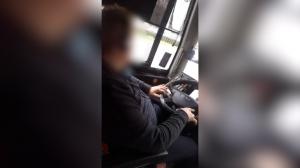 Şofer de STB filmat în timp ce conduce prin traficul bucureştean şi dă "swipe după swipe" pe TikTok