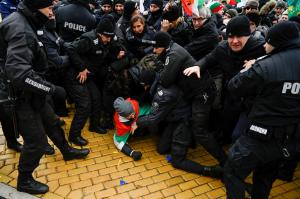 Proteste violente faţă de certificatul COVID în Bulgaria. Manifestanţii din Sofia au atacat Parlamentul