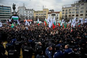Proteste violente faţă de certificatul COVID în Bulgaria. Manifestanţii din Sofia au atacat Parlamentul