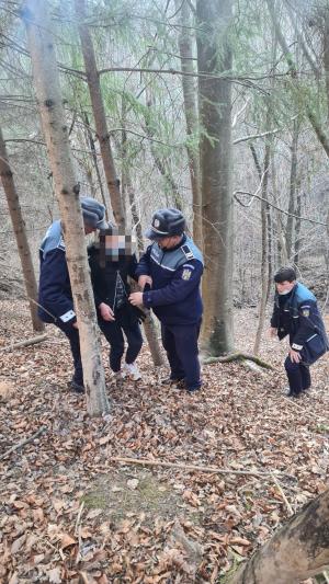 O fată de 13 ani a fost găsită în stare de șoc, într-o pădure din Vrancea, după ce a dispărut de acasă