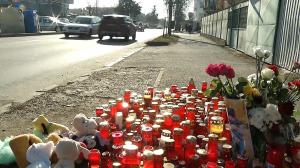 "Mamă, am plecat spre şcoală", ultimele cuvinte ale Raisei. Altar de flori la locul accidentului şi pe treptele şcolii unde învăţa fetiţa ucisă de maşina de poliţie