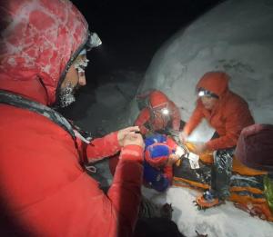 Filmul salvării celor doi turiști surprinși de avalanșă în Masivul Făgăraș. ”O misiune dificilă de 17 ore, la -19 grade Celsius”