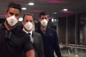 Novak Djokovic, escortat de poliţie la aeroportul din Melbourne. Sârbul e expulzat din Australia după anularea vizei