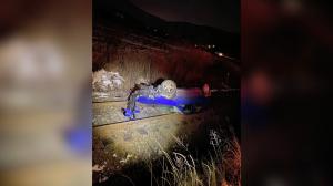 Un adolescent de 16 ani fără permis s-a răsturnat cu maşina pe şinele de cale ferată, în Cluj