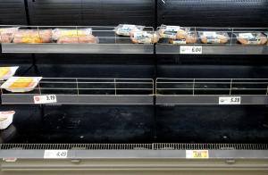 Dezastru cu aprovizionările în lume dacă chinezii intră masiv în lockdown. Rafturi goale în magazinele din SUA: Mierea, ouăle, laptele și carnea au dispărut