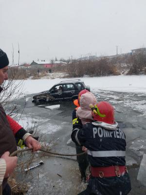 O fetiţă de trei ani şi mama ei, salvate după ce au ajuns cu maşina în râul Mureş