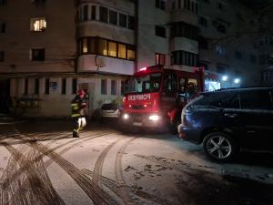 Trei maşini, distruse în Focşani după ce mai multe bucăţi din acoperişul unui bloc au căzut