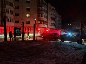 Trei maşini, distruse în Focşani după ce mai multe bucăţi din acoperişul unui bloc au căzut