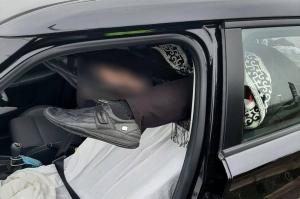 Poliţiştii britanici, alertați din cauza unor picioare care ieşeau dintr-un covor rulat, dintr-o mașină. Șoferul mergea la o petrecere