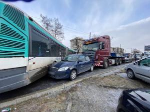 Accident în lanţ pe un bulevard din Cluj. O maşină a Poliţiei Locale şi un autobuz, avariate în urma impactului