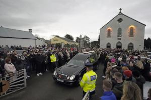 Lacrimi de durere şi flori pentru profesoara din Irlanda ucisă la alergat. Îndureraţi, elevii şi-au condus dascălul pe ultimul drum