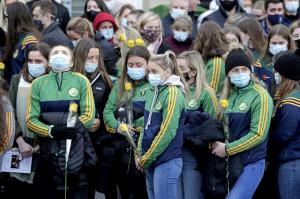 Lacrimi de durere şi flori pentru profesoara din Irlanda ucisă la alergat. Îndureraţi, elevii şi-au condus dascălul pe ultimul drum