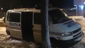 Dubă de poliţie ajunsă în copac la Vaslui, după ce şoferul a pierdut controlul maşinii din cauza poleiului