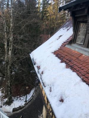 Incident grav la Sinaia. Prelata încărcată cu zăpadă a unei terase s-a prăbuşit peste o fetiță de 6 ani și patru adulți