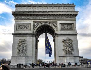 Scandal uriaș la Paris, după arborarea drapelului Uniunii Europene la Arcul de Triumf. ”Macron nu iubește Franța!”