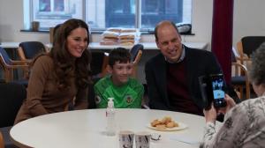 Momente emoţionante cu Ducii de Cambridge: Prinţul William şi Kate au alinat durerea unui copil care a rămas orfan de mamă