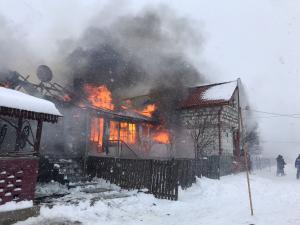 Incendiu violent în Covasna. Cinci case au ars din temelii. 19 persoane, printre care şi trei copii, au fost evacuate
