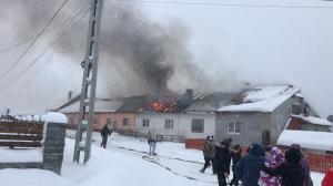 Incendiu violent în Covasna. Cinci case au ars din temelii. 19 persoane, printre care şi trei copii, au fost evacuate