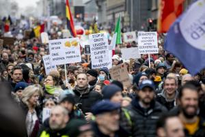 Proteste antirestricţii în Bruxelles. Ciocniri violente între forţele de ordine şi manifestanţi
