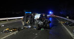 Cinci tineri au murit pe loc într-un Volkswagen Polo, după un accident frontal înfiorător, pe un drum din Italia