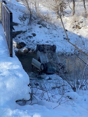 O mașină a plonjat 5 metri într-un râu înghețat din Cluj. Șoferul a pierdut controlul volanului într-o curbă