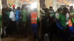8 oameni au murit înainte de un meci de fotbal, după ce s-au călcat în picioare ca să intre pe stadion, în Africa. Printre victime şi un copil