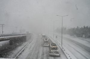 Ninsorile au făcut prăpăd în Grecia. E mai frig decât în Suedia sau Norvegia, mii de persoane au rămas blocate în nămeți pe autostradă