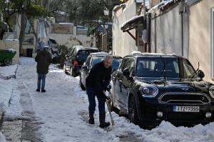 Ninsorile au făcut prăpăd în Grecia. E mai frig decât în Suedia sau Norvegia, mii de persoane au rămas blocate în nămeți pe autostradă