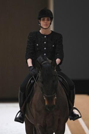 Cine este Charlotte Casiraghi, prinţesa care a făcut spectacol la prezentarea de modă Chanel, călare pe un armăsar