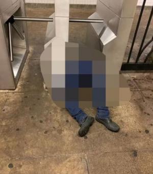 Un american a murit cu capul zdrobit de beton, încercând să sară peste turnicheții de la metrou. Momentul tragediei a fost filmat