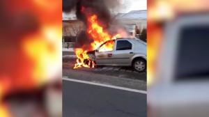 Logan în flăcări, pe un drum din Cluj. Mașina a luat foc în mers