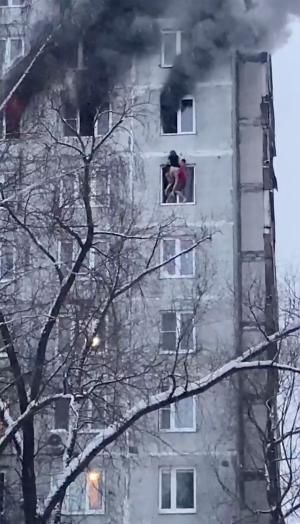 Momentul înfricoșător în care o fată de 18 ani este salvată dintr-un apartament în flăcări, situat la etajul 9, în Moscova