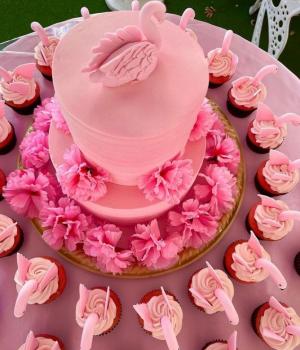 Nuntă atipică în Las Vegas. O femeie s-a căsătorit cu culoarea roz, după o "relaţie" de 40 de ani
