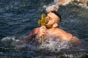 Creștinii sărbătoresc Boboteaza sau botezul lui Iisus. Care este semnificația sărbătorii în care se împarte apă sfințită