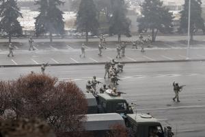 VIDEO. Trupele rusești intră în Kazahstan. Noi lupte de stradă, tancuri și focuri de armă în Almatî. Ar putea fi 100 de morţi
