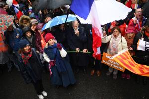 Proteste de amploare în Franţa faţă de certificatul Covid. Mesajul transmis lui Emmanuel Macron: Te vom scoate din sărite