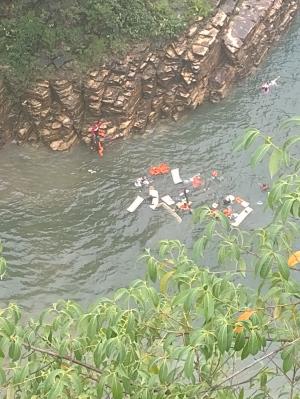 Cel puțin 7 persoane au murit și alte trei sunt date dispărute, după ce o stâncă uriașă a căzut peste mai multe șalupe cu turiști în Brazilia