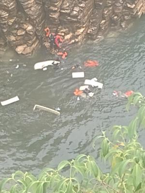 Cel puțin 7 persoane au murit și alte trei sunt date dispărute, după ce o stâncă uriașă a căzut peste mai multe șalupe cu turiști în Brazilia
