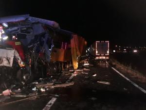 Două TIR-uri s-au făcut praf, după un impact frontal devastator la Nădlac. Șoferii au rămas blocați în cabinele distruse