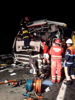 Două TIR-uri s-au făcut praf, după un impact frontal devastator la Nădlac. Șoferii au rămas blocați în cabinele distruse