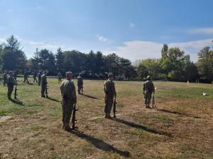 Cum a decurs instruirea a 30 de rezerviști voluntari la Focșani: "Se temeau să pună mâna pe armă" / "Un bărbat a renunțat după 3 zile. Fetele sunt mai motivate"