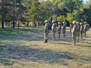 Cum a decurs instruirea a 30 de rezerviști voluntari la Focșani: "Se temeau să pună mâna pe armă" / "Un bărbat a renunțat după 3 zile. Fetele sunt mai motivate"