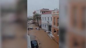 Infern în paradisul din Creta: Furtunile au făcut ravagii, marea a înghiţit plajele şi s-a revărsat pe străzi