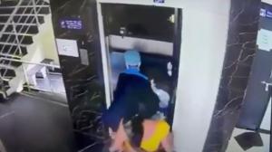 Momentul dramatic când un lift dintr-un spital din India porneşte din senin cu pacientul pe targă