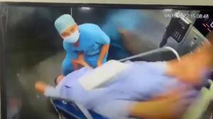 Momentul dramatic când un lift dintr-un spital din India porneşte din senin cu pacientul pe targă